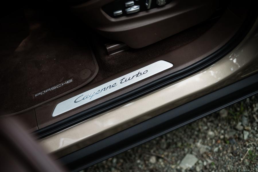 Детали интерьера Porsche Cayenne Turbo (PO536) 2018 года  (JP) (фото 23 из 24)